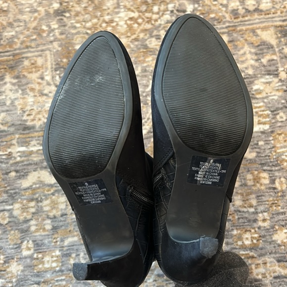 Express black booties. Size 6 - Picture 2 of 4